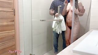 Madrasta faz sexo quente depois do banho sob o chuveiro vídeo de sexo com áudio hindi