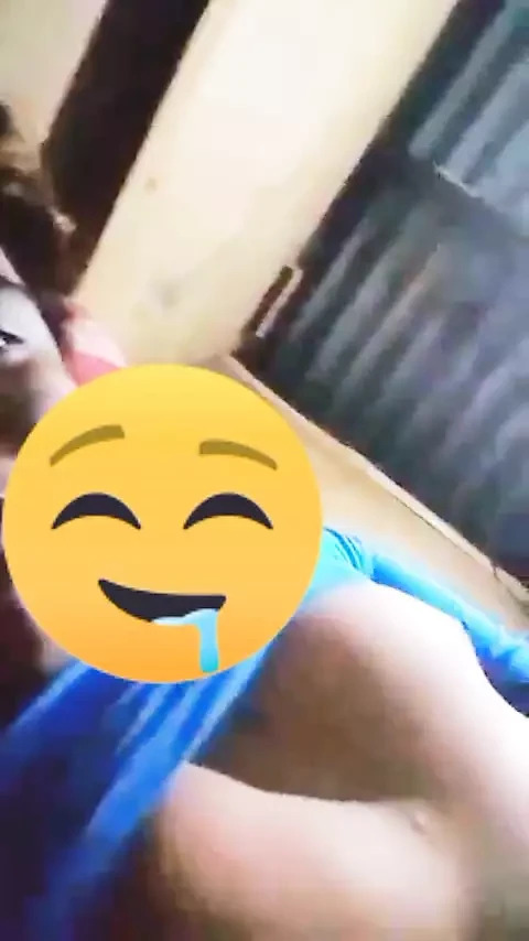 Brinco recém-instalado no meu pau e quase foi pego pelo meu companheiro de quarto