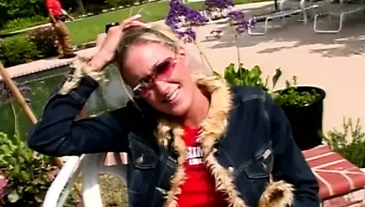 Interrassischer Anal-Urlaub: Heiße Blonde im Freien