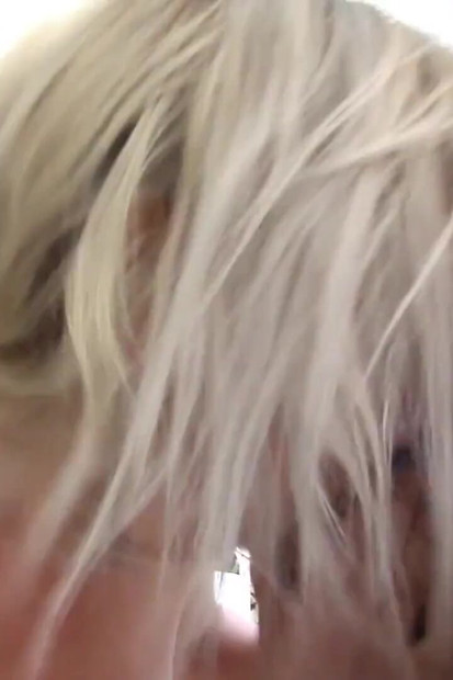 Blonďatá dívka křičí rozkoší, když je ošukaná dvěma masivními ptáky