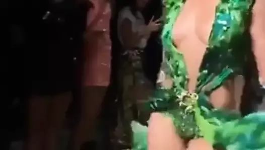 Jennifer lopez en escaso vestido verde, 2019.01