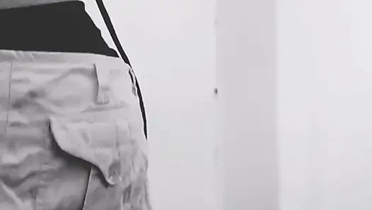 Genç adam kamerayı fark etmiyor