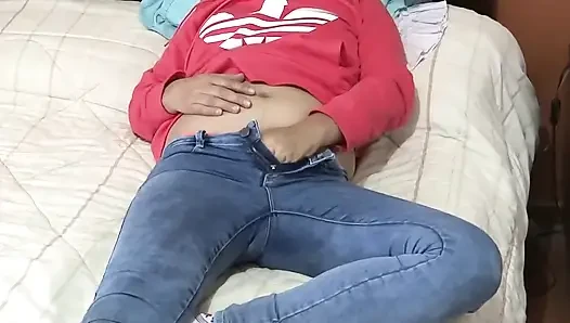 Karımın üvey kız kardeşi benim için mastürbasyon yapıyor, sonunda lezzetli bir şekilde işiyor