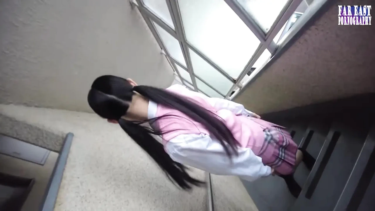 娇嫩的在甜美的约会中挑逗细小曲线深色头发的幸福 第2部分