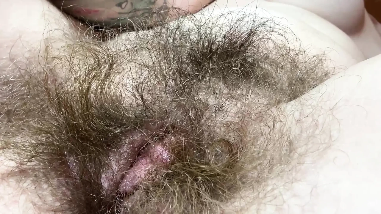 毛茸茸的女孩摩擦她的大阴蒂