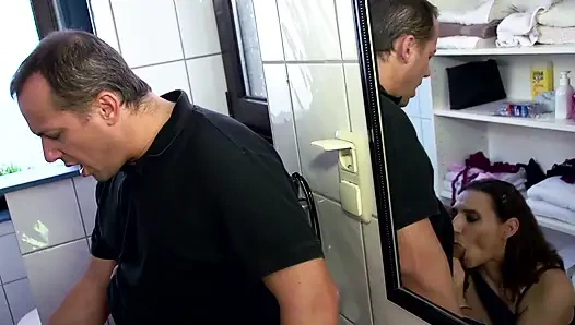 Cewek rambut cokelat pantat montok dientot habis-habisan di kamar mandi