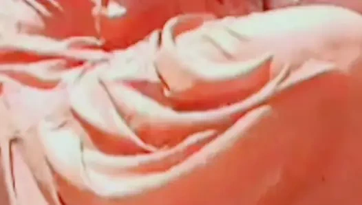 Köy kadını banyo yaparken kıyafetlerini tamamen çıkardıktan sonra çıplak banyo yapıyor