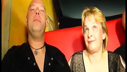 Крошки-блондинки сосут твердые члены в дикой групповой игре