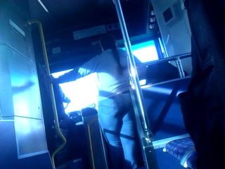 Jízda autobusu s velkým zadkem milfka mluvit s řidičem autobusu