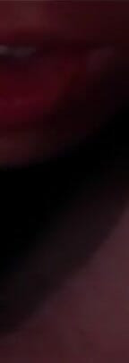 Geschoren dame vindt het heerlijk om vanaf de zijkant geneukt te worden