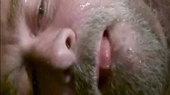 Hj: Bärtiger behaarter reifer Papi schießt Sperma auf Brust und Mund