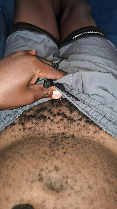 Tard dans la nuit, je me suis réveillé excité et a commencé à taquiner avec m bite bien dure