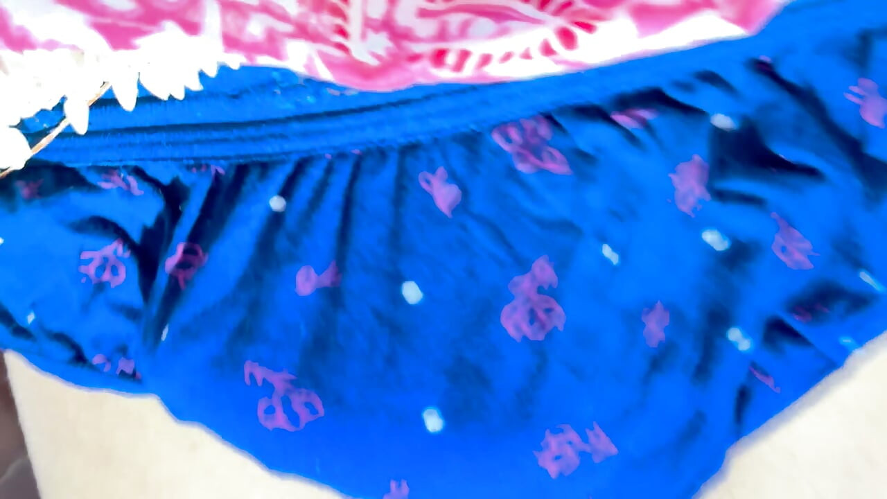 Preta trans menina se masturbando atira uma enorme carga