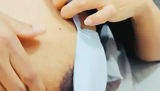 Evli kadının vücudu sallayarak orgazm oluyor. Oh bebeğim hızlı..