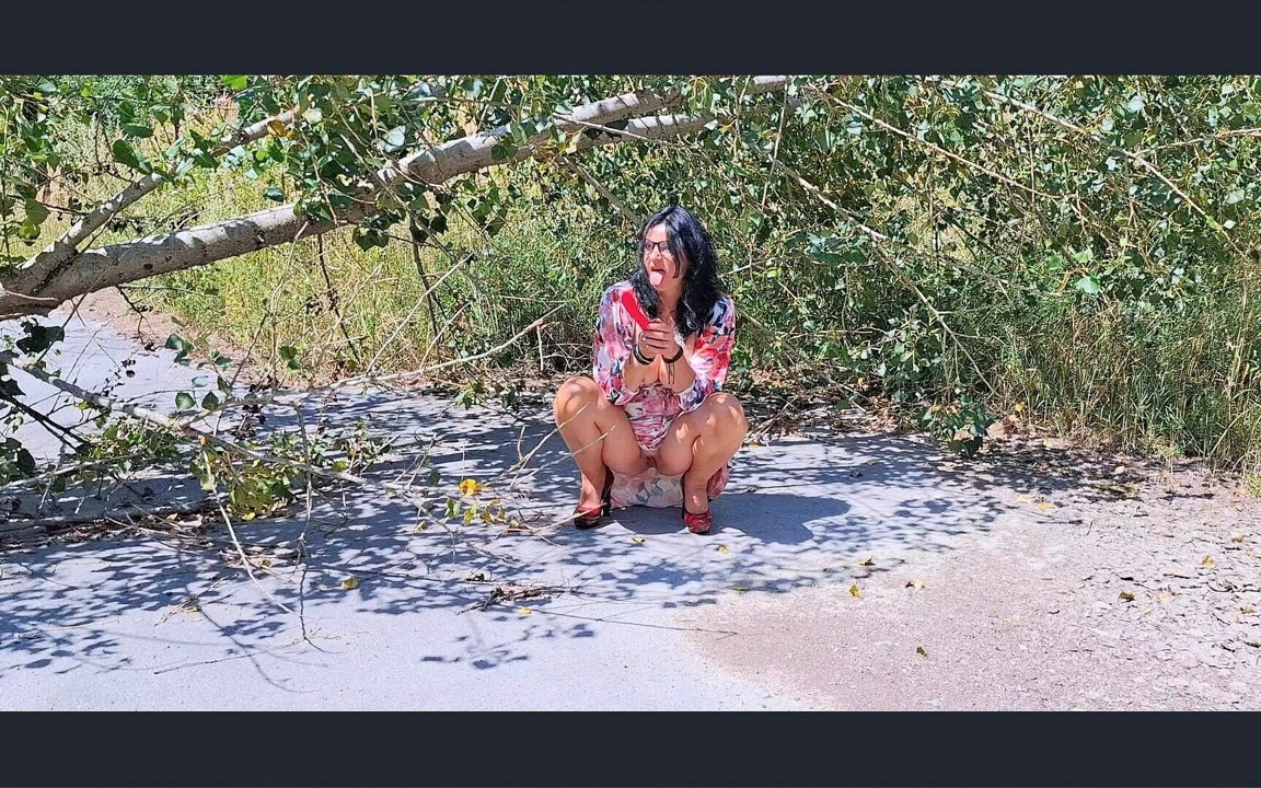 熟女荡妇在树林里被抓到高潮