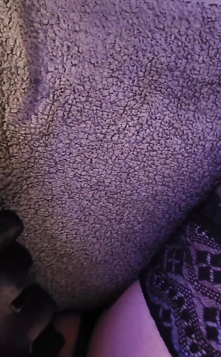 少しやりすぎて、いやらしいランジェリーを着て、私の膣は詰まって震え続けました。ナイロンのフレンチパンティ越しに射精