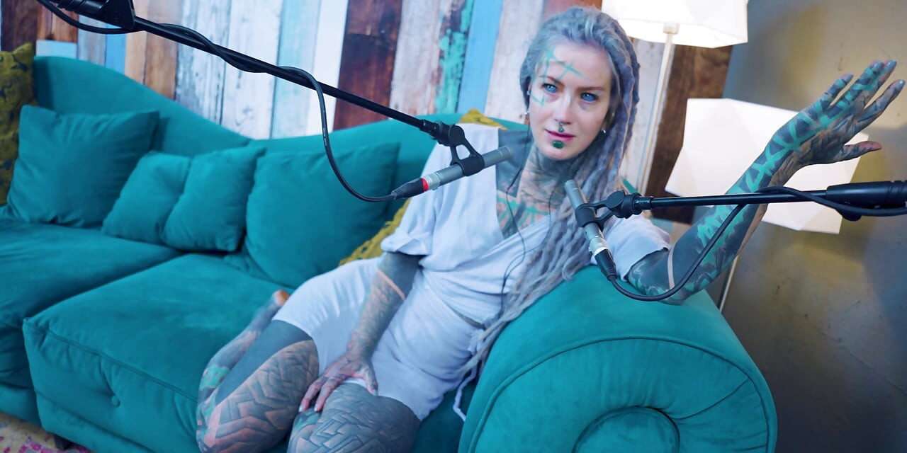 Hablo de K - Amabilidad - asmr podcast sfw hablando gótica flaca chica dreadlocks tatuada modelo chica tatuada