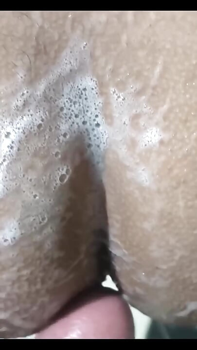 Arapski gej me jebe pod tušem