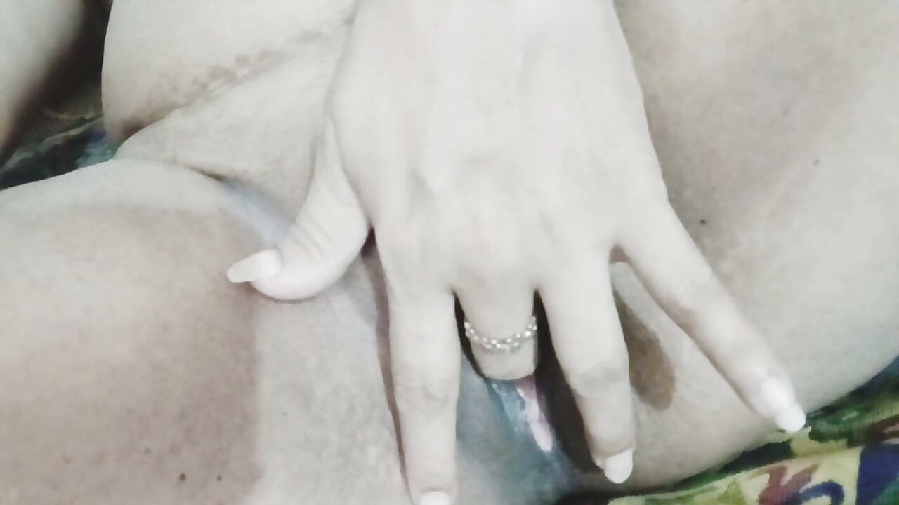 Brincando com os peitos sozinha em casa