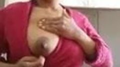 Wanita India berkahwin menunjukkan buah dada besar dan pepek
