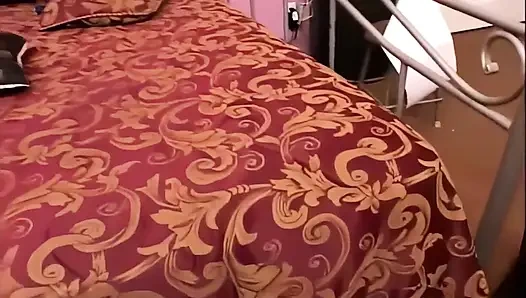 Cewek sange ini lagi asik nyepong kontol sebelum pantatnya dientot habis-habisan