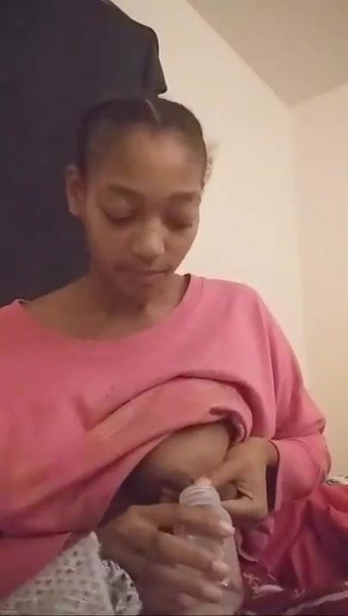 Alexus Wright zeigt dir ihre Brust mit ihrer großen Nippel