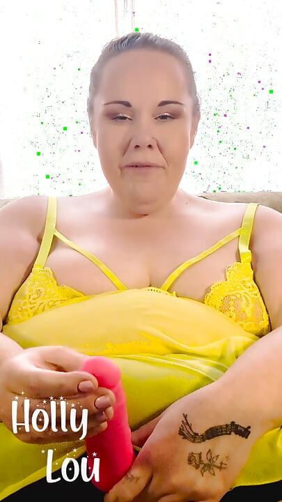 Sự khích lệ bú cu của con đĩ phục tùng với Holly Lou