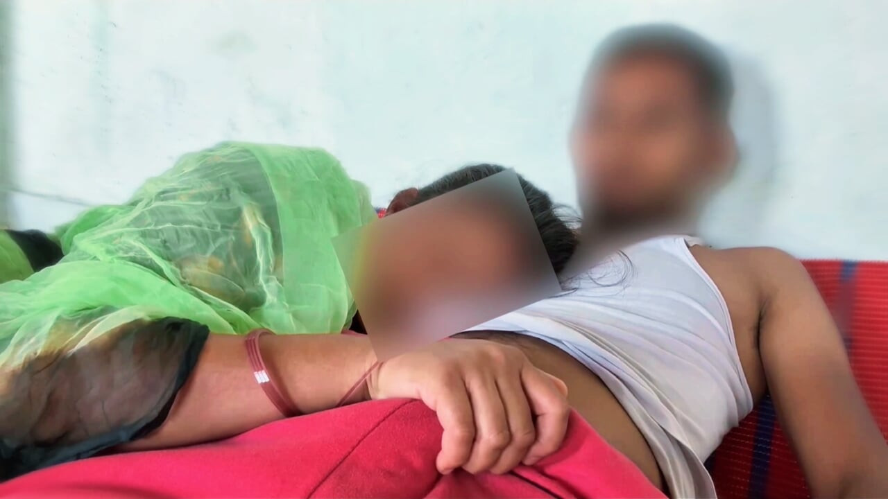 Bhabhi se odihnește pe pieptul devarului ei, dar pizda cumnatei e flămândă. Apoi futută de devar, sex devar bhabhi
