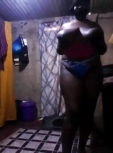 Amatir Afrika dengan payudara alami yang besar