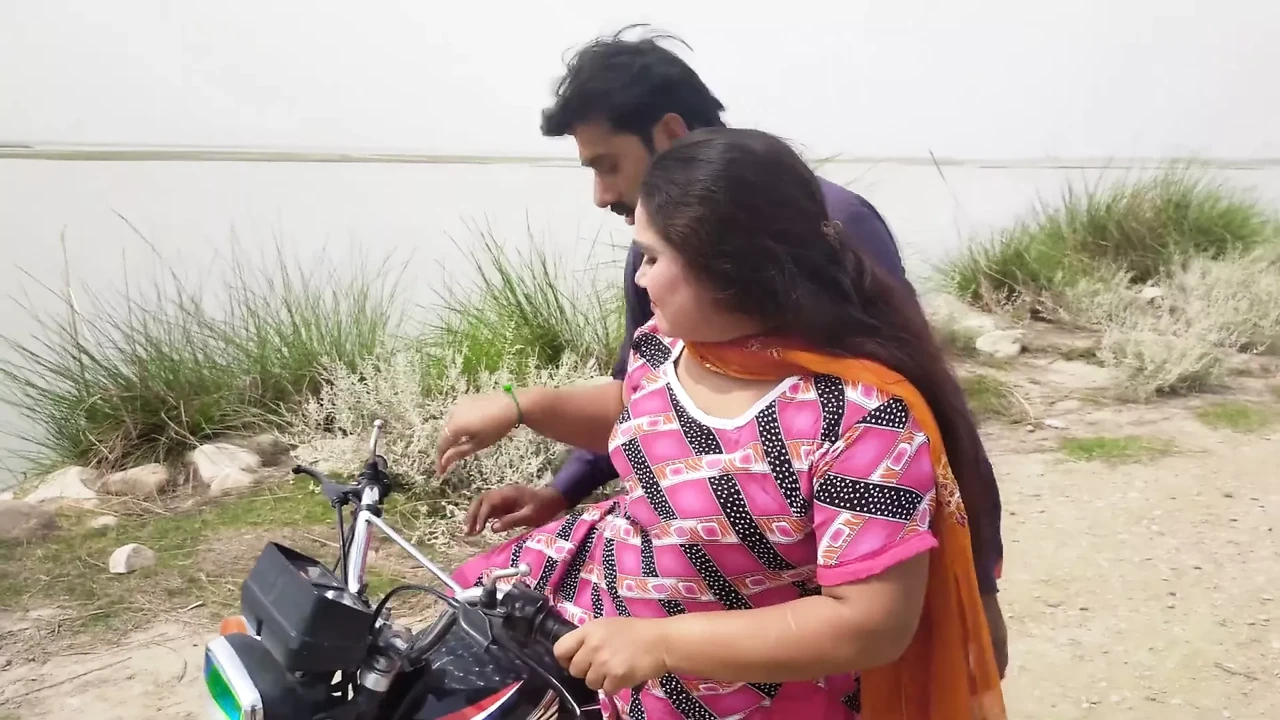 Tharik bike driver desi aunty hot