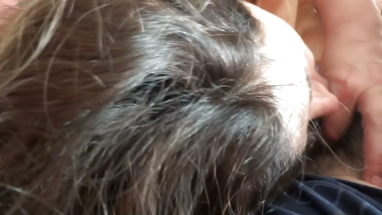 החבר הכי טוב שלי מכניס את הזין הענק שלו לפה של אשתי בזמן שהיא נחה והיא מוצצת אותו