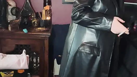 Reife rauchende tina snua raucht eine zigarette in einem ledermantel in voller länge - Raucher