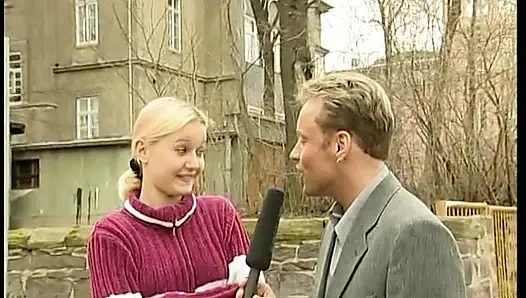 Sarışın genç kız klasik oyuncu seçmelerinde soyunuyor