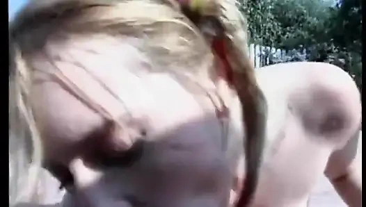 Seksi sürtük havuz başında sakso çekiyor ve çim sandalyesine boşalıyor