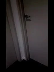 문 뒤에서 음란한 쾌락의 소리와 함께 자위