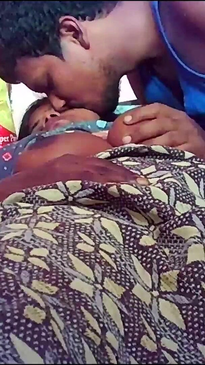 لحظة يجب مشاركتها من "تقبيل الثدي المثير لزوجة منزل القرية الهندية"