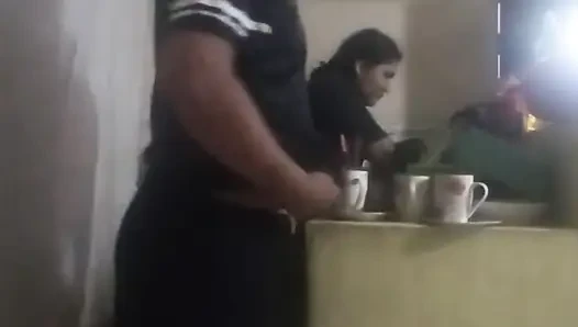 Горничную трахнули на кухне (моя жена чуть не узнала нас)