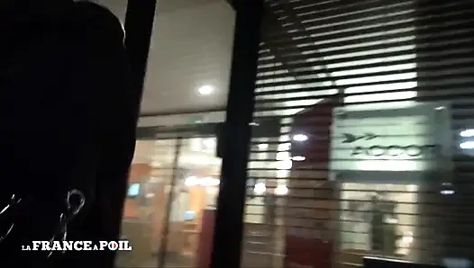 Kıllı amcıklı ateşli esmer üstüne işiyor