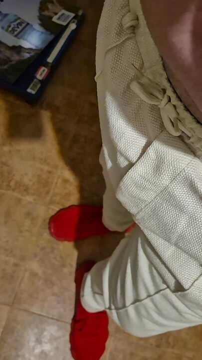 Polla búlgara gruesa, gorda y grasosa folla duro en la silla y dispara una gran cantidad de esperma en un lío lechoso.