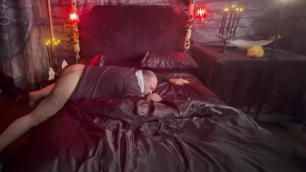 Parte 3: - la reina vampiro convierte al sacerdote en una puta chupando polla