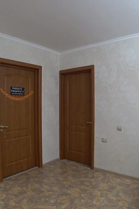 Dugokosi peder jebe se velikom analnom igračkom i jede vlastitu spermu