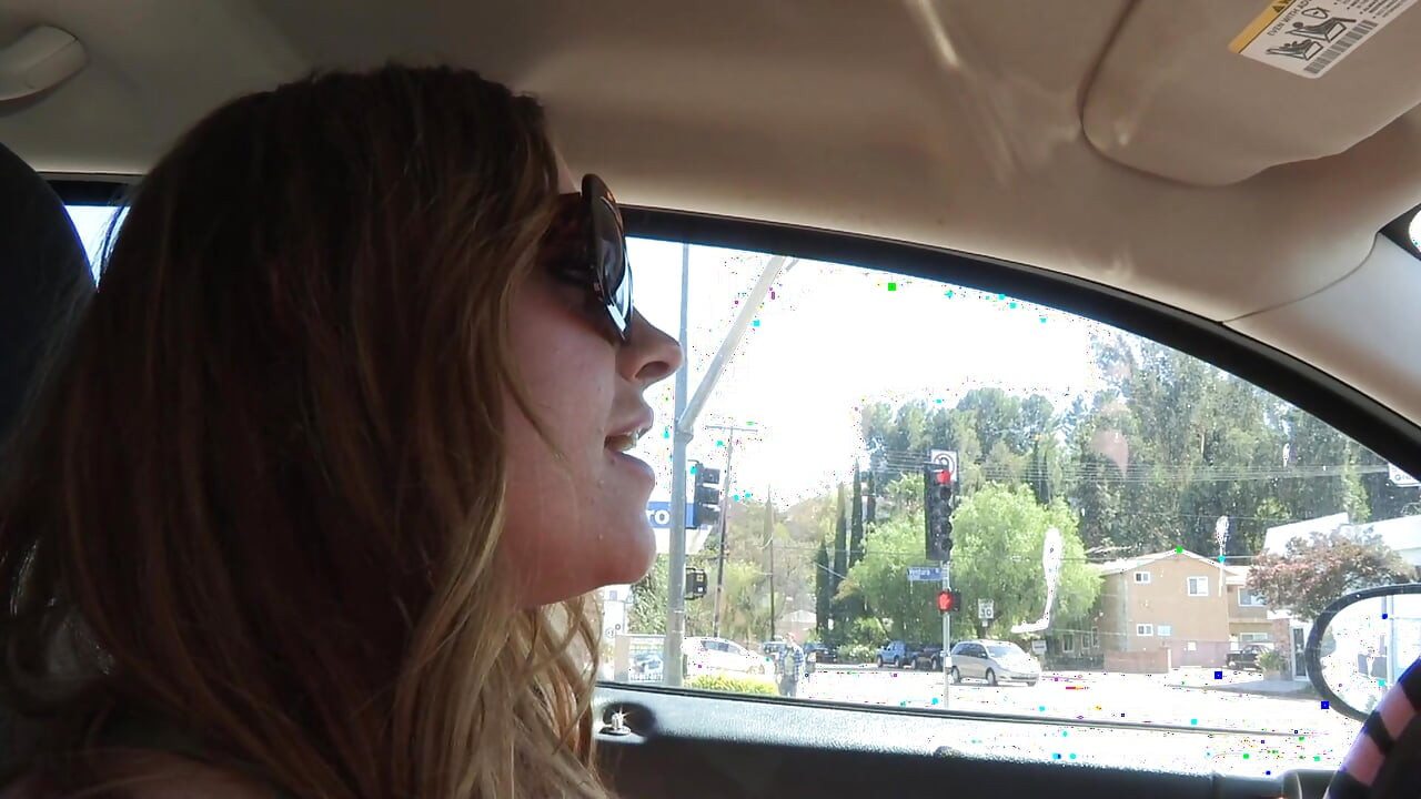 Фигуристой крошке трахает задницу игрушкой ее бойфренд