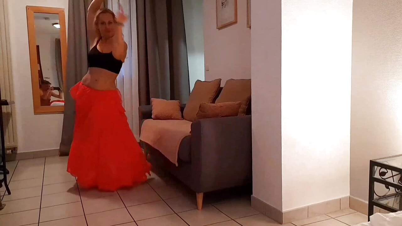 Danza del vientre de Selena, posando y sexo
