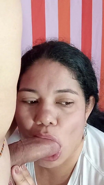 Ragazza carina che succhia gola profonda | Clip 1