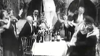 女士在她的生日派对上喝醉了（1910年代复古）