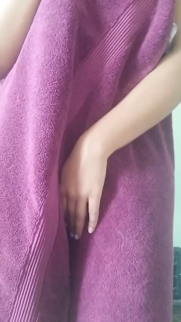 नहाने के बाद लड़की