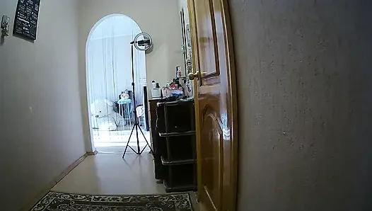 Yemek teslimi yapan bir adamla seks için para ödüyor