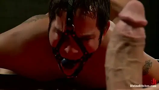 Sahibe aldatıyor ve ona şantaj yapıyor