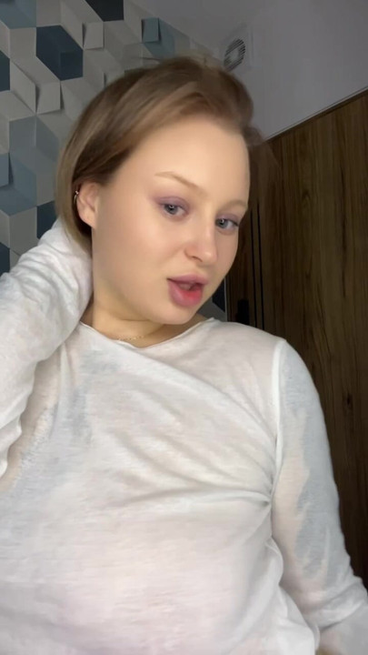 Har du noe å fortelle meg? Send meg en DM på OnlyFans