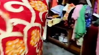 Marito bengalese che mostra la moglie desi al suo amico